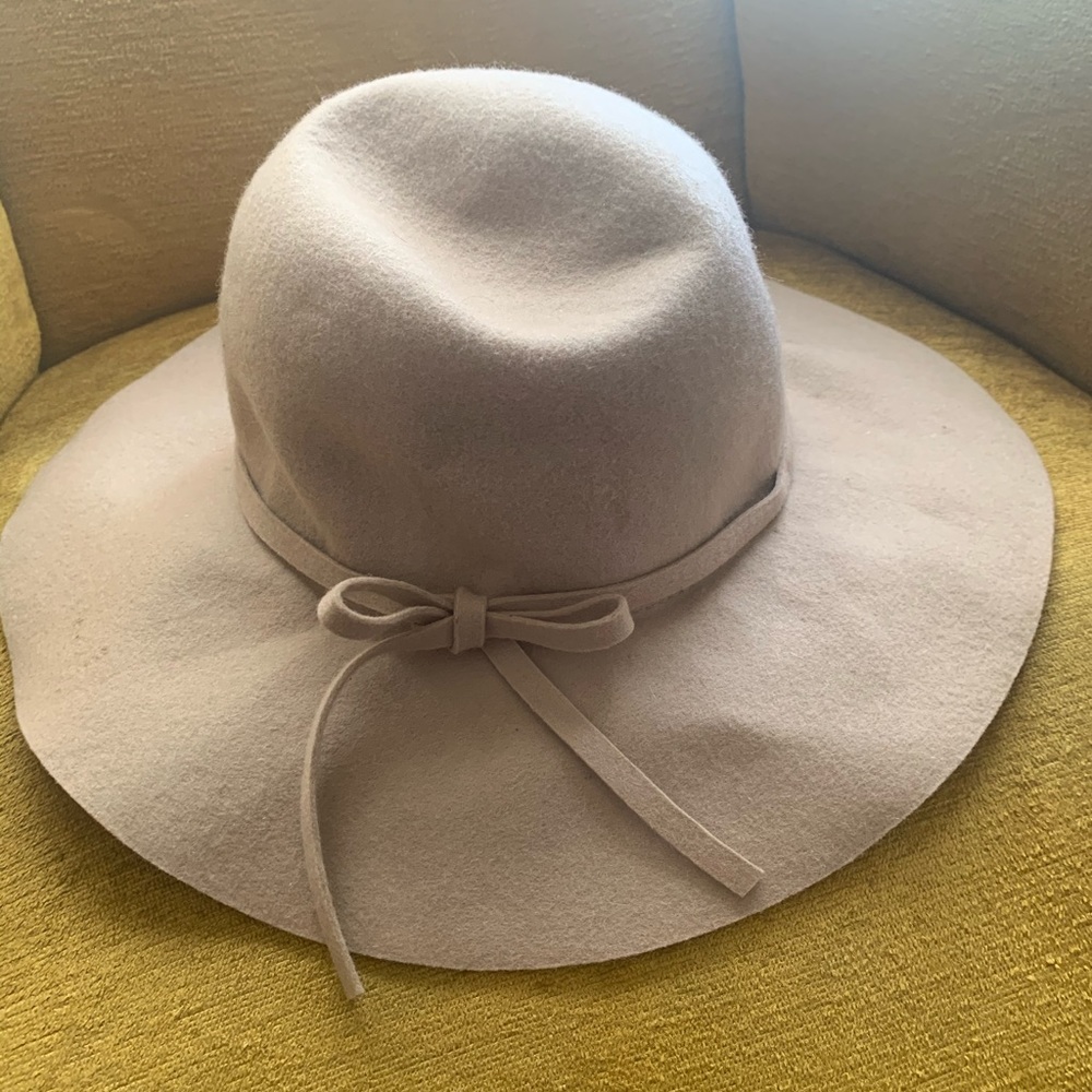 Brim wool hat